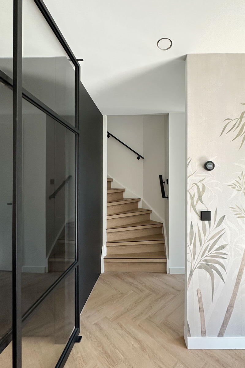 Interieur op maat woning Houten — maatwerkkeuken met kookeiland en geïntegreerd lichtplan